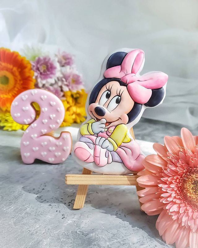 Baby Minnie Mouse cookie