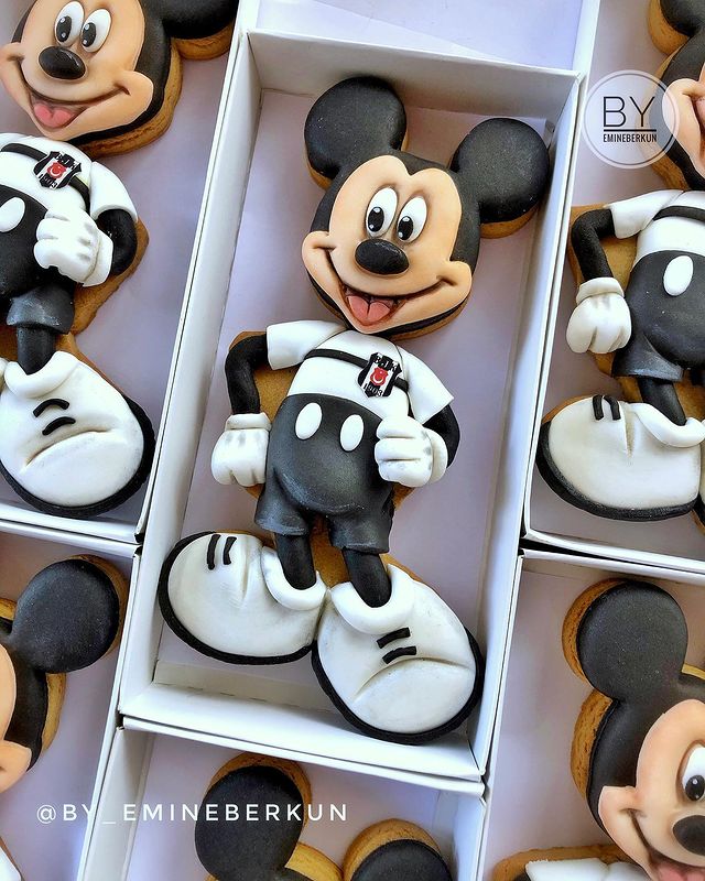 Mickey Mouse Clubhouse cake pops, cookies, chocolate-covered Oreos and  cupcakes – Popolate