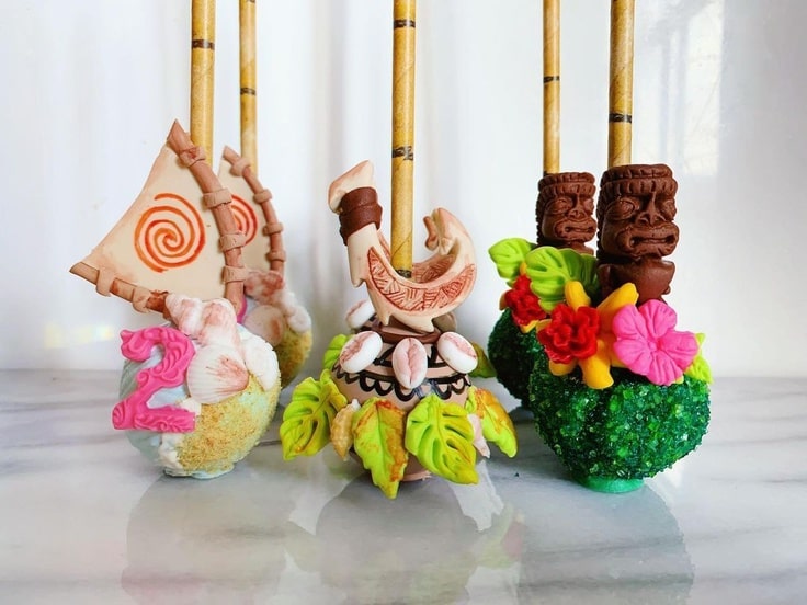 Candy apples featuring Moana's boat, Maui & Te Fiti