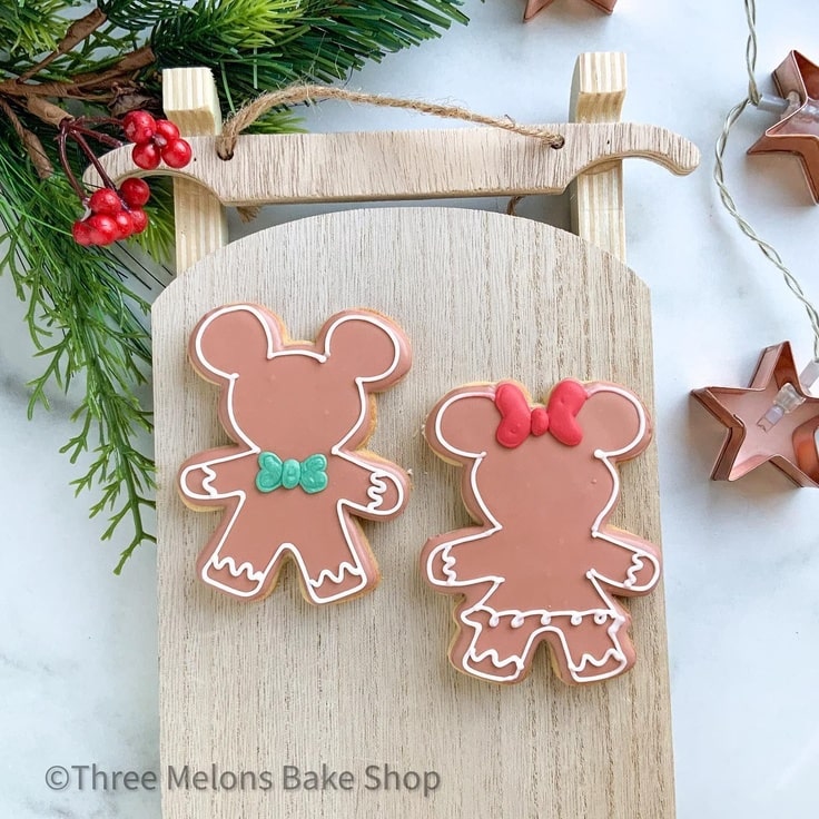 These cute gingerbread men cookies look like Mickey and Minnie Mouse