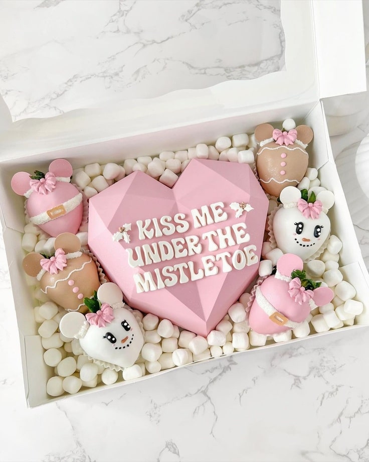 These romantic Minnie Mouse Christmas Strawberries include six strawberries and a chocolate breakable heart that reads Kiss Me Under The Mistletoe
