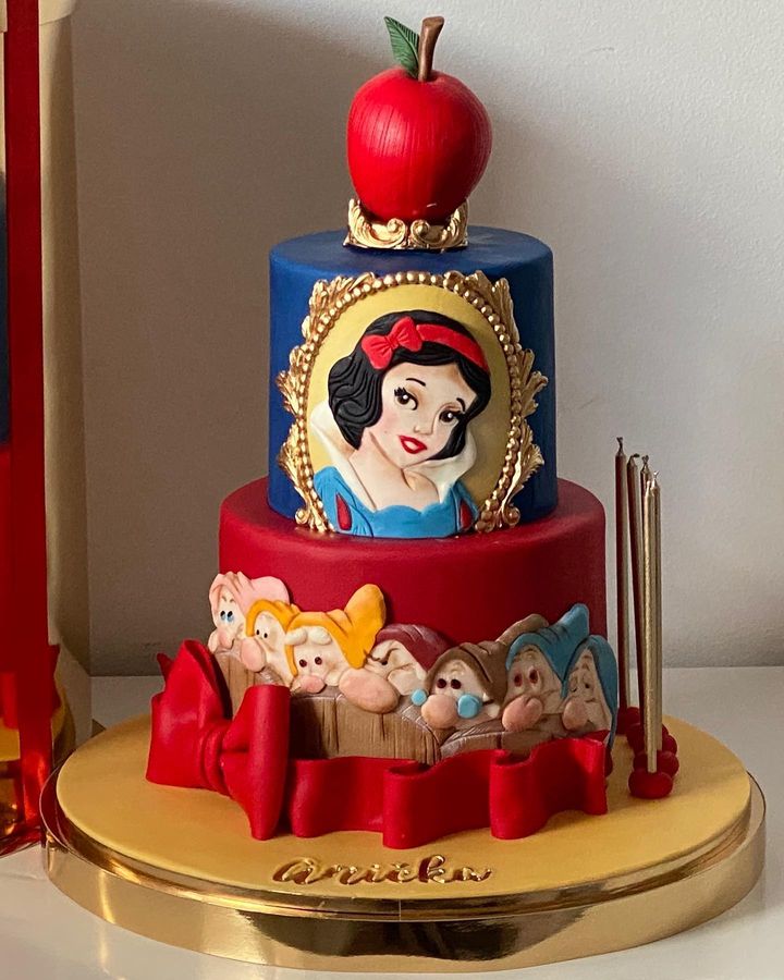 Snow White & 7 Dwarfs Cake