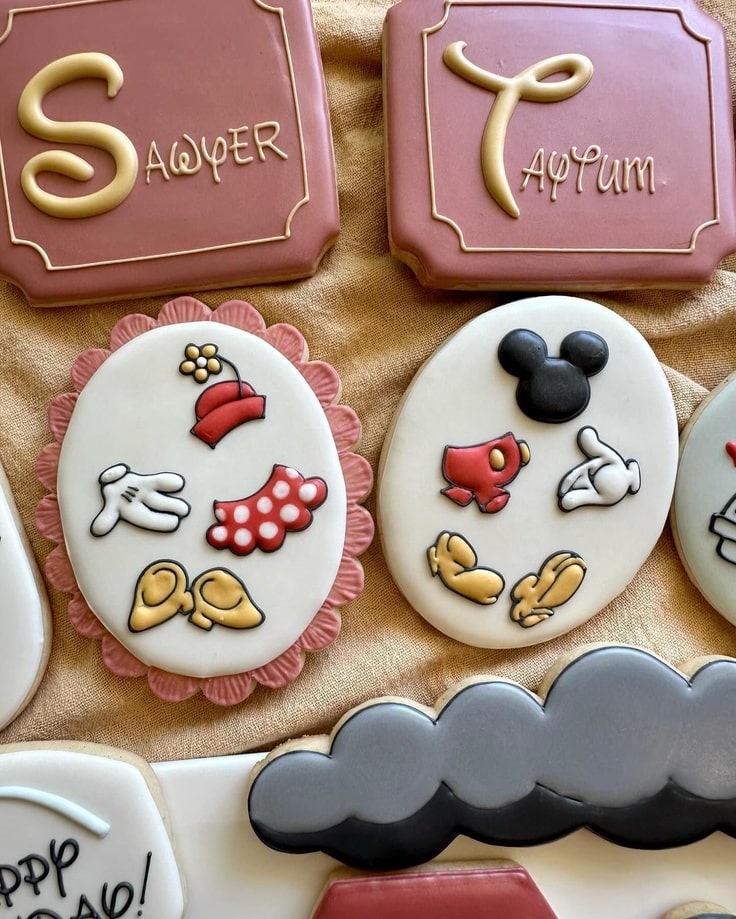 Minnie & Mickey's Outfits