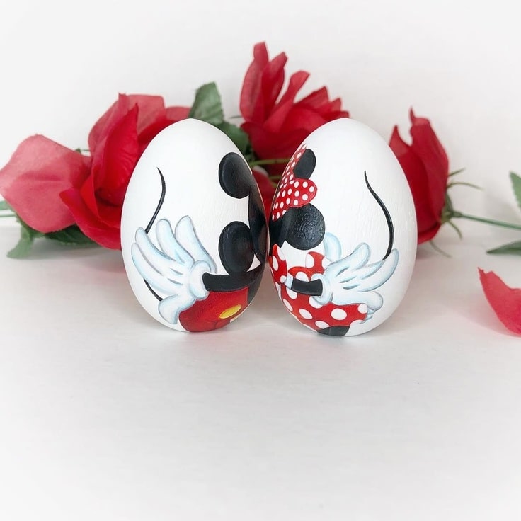 The back of the two eggs show the other side of Mickey and Minnie's heads.
