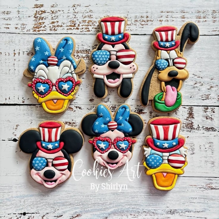 These cookies feature Mickey, Minnie, Donald, Daisy, Goofy and Pluto dressed for the 4th of July